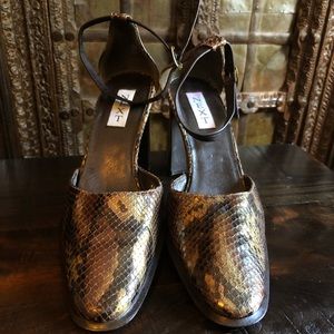 New Vintage Stunning Snake Ankle Strap Heels 🤎